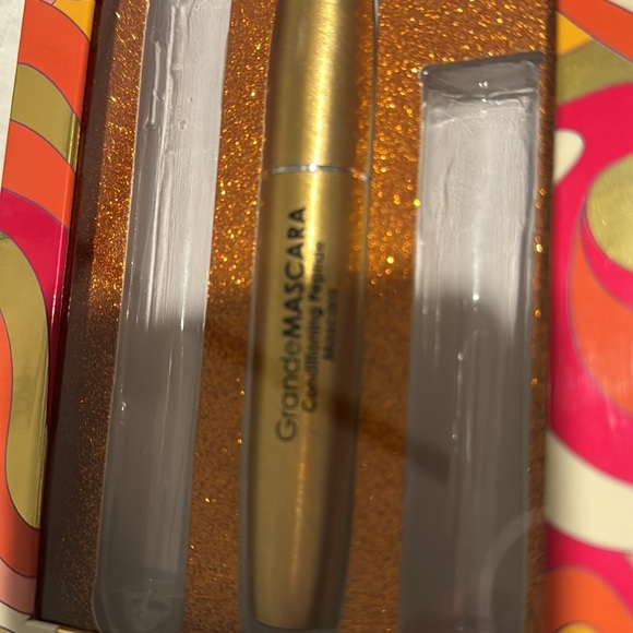 GrandeMASCARA - Picture 2 of 2